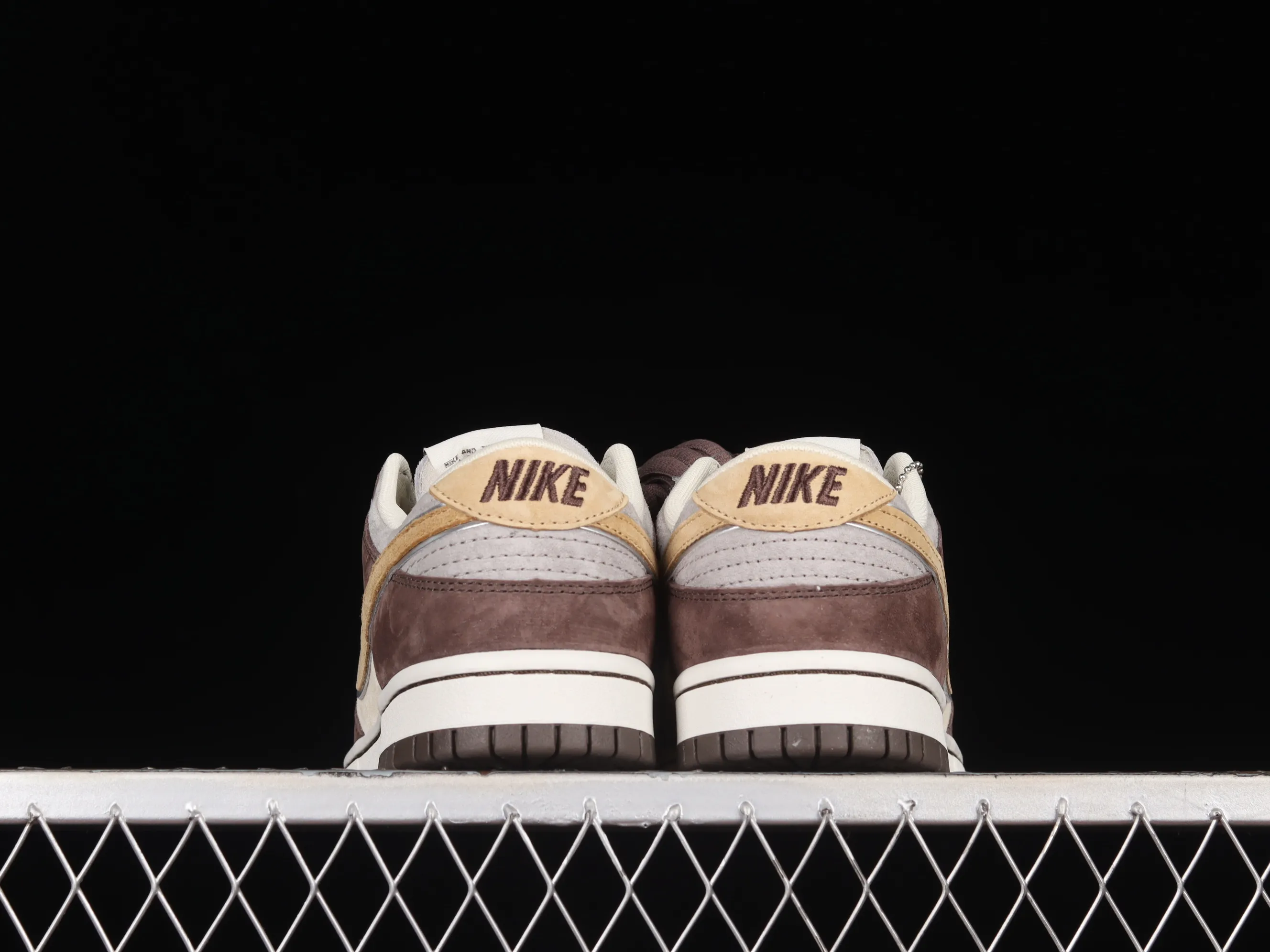 All Categories Nk SB Dunk Series Nk SB Dunk Low Low-top sneakers Otomo Katsuhiro x Nk SB Dunk Low "Steamboy OST" Otomo Katsuhiro co-branded SB low-top sports and leisure sneakers LF0039-034